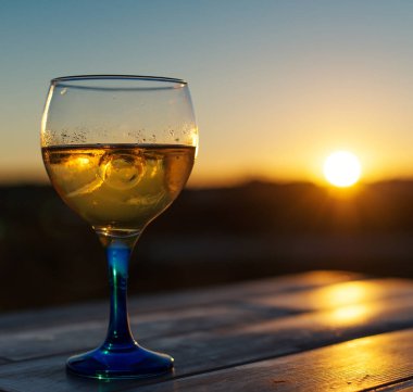 Beyaz şarap on sunset soğutmalı.