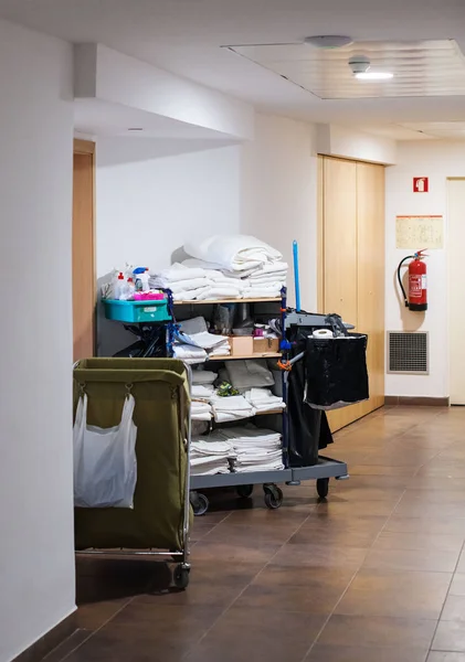 Service trolley in de hal van het hotel. — Stockfoto