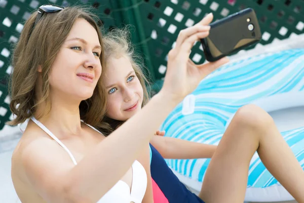Mutter und Tochter machen Selfie im Urlaub. — Stockfoto