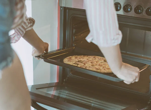 Nő a boltban vásárolt pizza előkészítése. — Stock Fotó