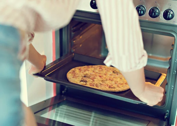 Mujer preparando pizza comprada en una tienda . —  Fotos de Stock