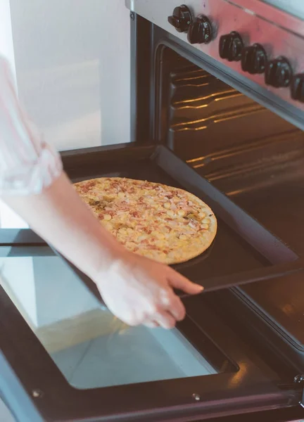 Pizza Hazırlama kadın bir mağaza satın aldı.. — Stok fotoğraf