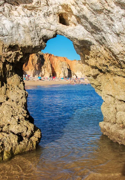 Vista de la playa a través de un arco de piedra . —  Fotos de Stock