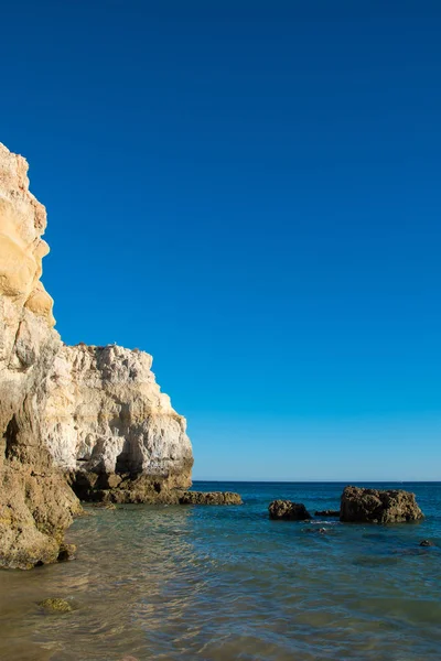 Belle plage de rochers près de l'océan . — Photo