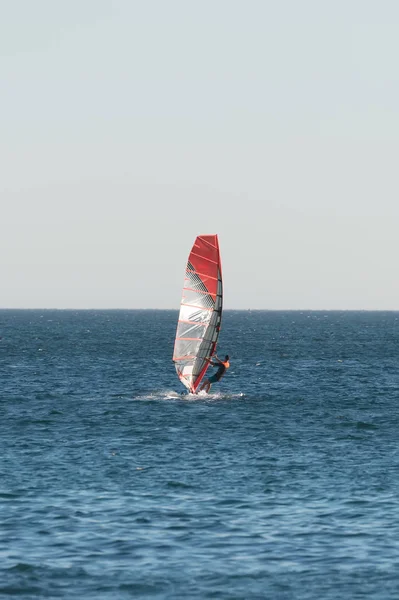 Mannen som vindsurfing i det öppna havet. — Stockfoto