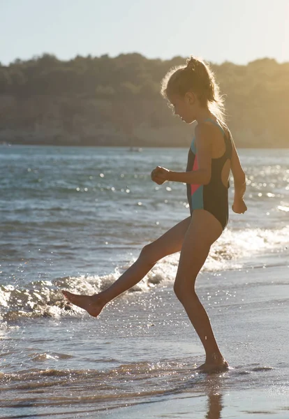 Kleines Mädchen hat Spaß im Meer. — Stockfoto