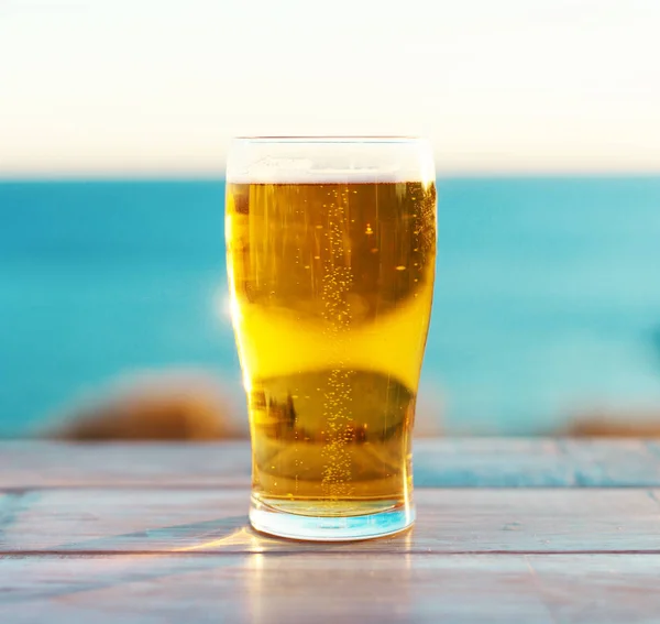 Glas Bier im Sonnenuntergang. — Stockfoto