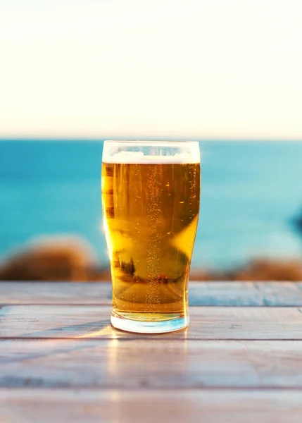 Bicchiere di birra al tramonto . — Foto Stock