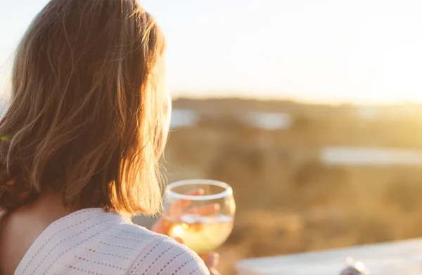 女人喝酒冷却白葡萄酒日落. — 图库照片