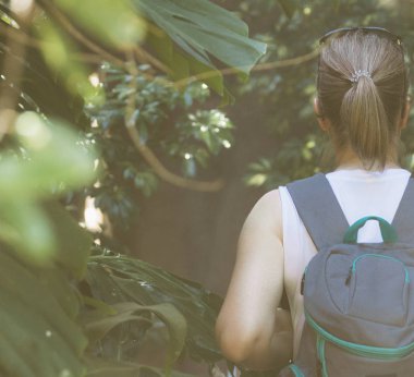 Kadın turist ormanda sırt çantası ile. Vintage etkisi.