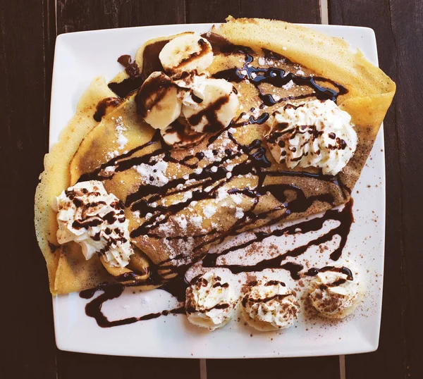 Crêpes à la banane et crème fouettée . — Photo