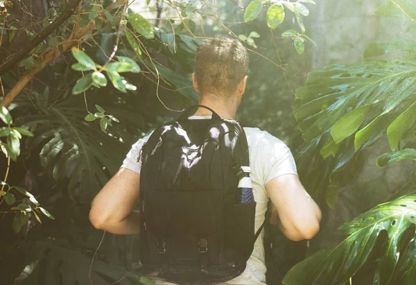 Турист з рюкзаком у джунглях. Вінтажний ефект . — стокове фото