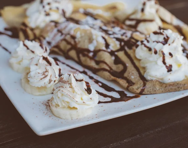 Crêpes à la banane et crème fouettée . — Photo