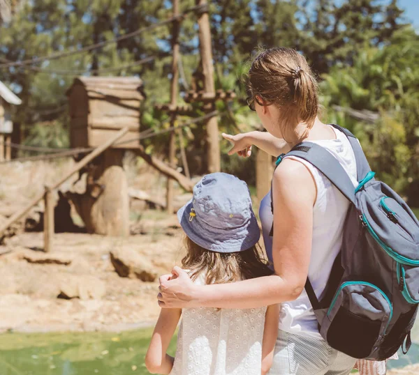 Kadın ve onun kızı ziyaret Hayvanat Bahçesi.