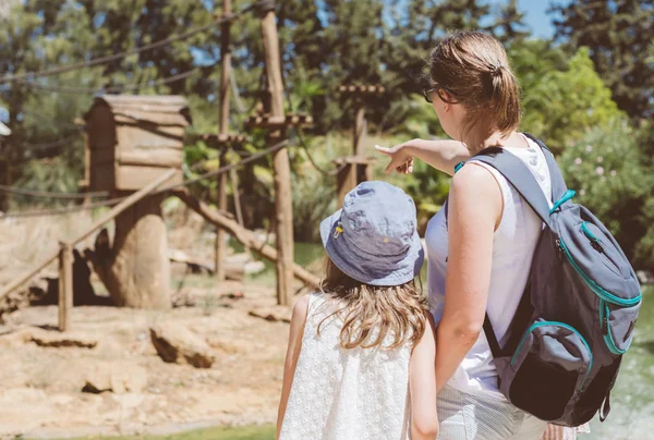 Kvinna och hennes dotter besöker zoo. — Stockfoto