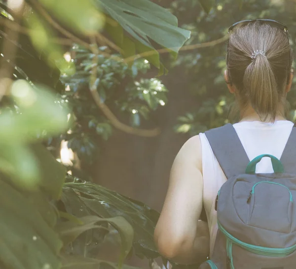 Touristin mit Rucksack im Dschungel. Jahrgangseffekt. — Stockfoto