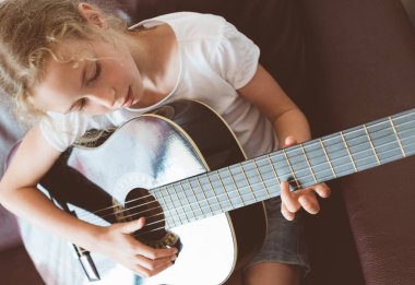 küçük kız gitar çalmak.