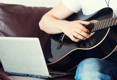 Adam bir şarkı gitar ile kayıt.
