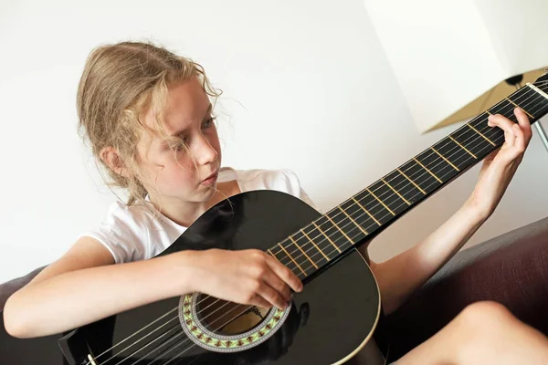 기타를 배우는 어린 소녀. — 스톡 사진