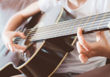 küçük kız gitar çalmak.