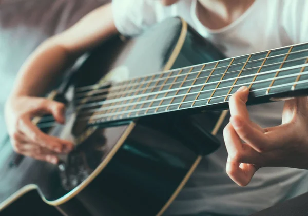 Niña tocando la guitarra . — Foto de Stock