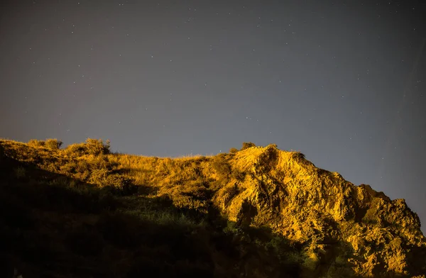Noche clara con estrellas sobre las montañas . — Foto de Stock
