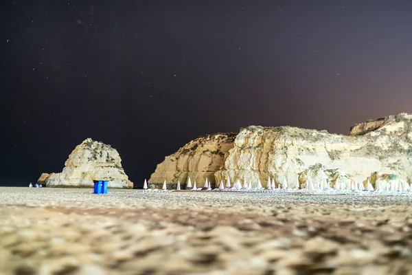 Cielo nocturno con estrellas en la playa rocosa . — Foto de Stock