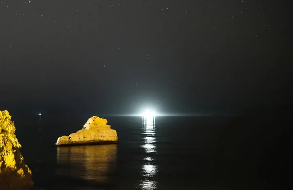 Cher yacht dans la mer la nuit . — Photo