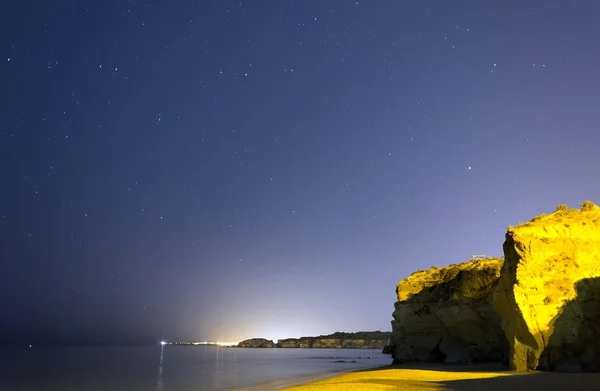 Hermosa playa rocosa cerca del océano . — Foto de Stock