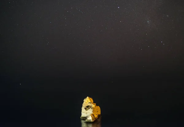 Noche clara con estrellas sobre el océano . — Foto de Stock