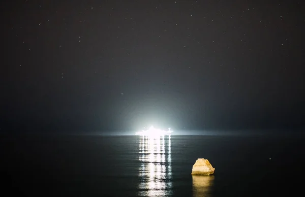 Yate caro en el mar por la noche . — Foto de Stock