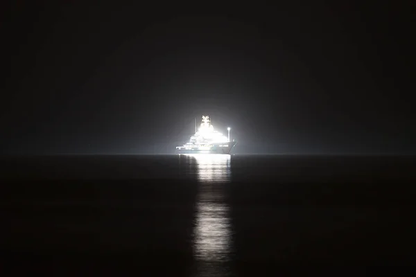 Дорогие яхты в море ночью . — стоковое фото