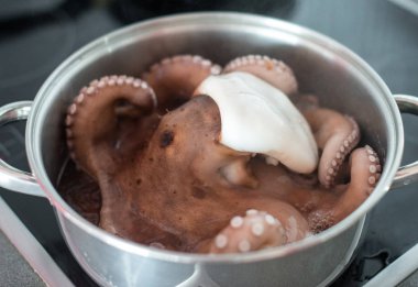 Bir tavada bir ahtapot hazırlanması.