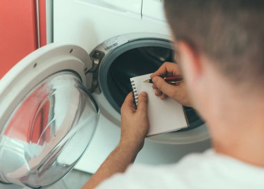 Çamaşır makinesi tamir, üreticinin kodu yazma erkek teknisyen.