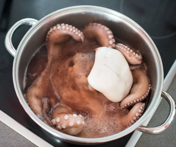 Подготовка осьминога на сковороде . — стоковое фото