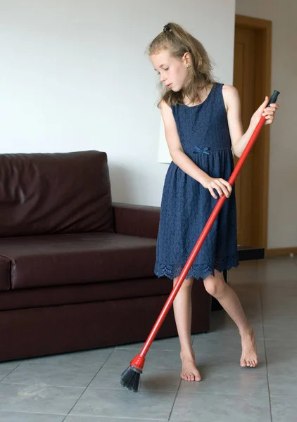 Little girl is cleaning the apartment. — Stock Photo, Image