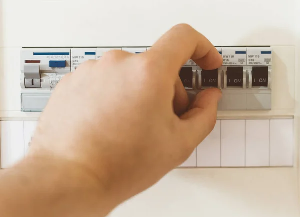 Mannenhand fuse bestuur uitschakelen. — Stockfoto