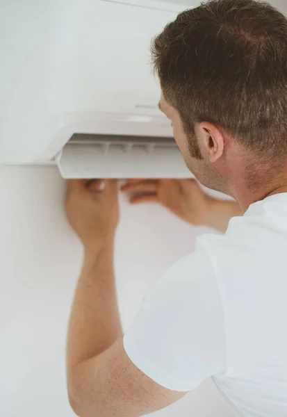 Técnico masculino instalando sistema de ar condicionado . — Fotografia de Stock