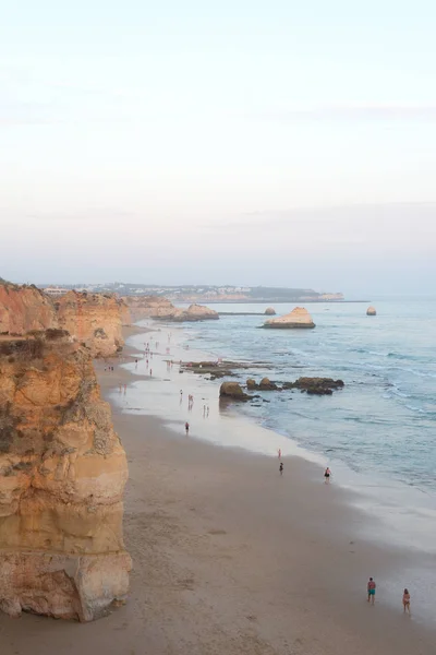 Vackra steniga stranden nära havet. — Gratis stockfoto