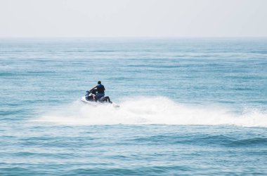 Denizde su scooter üzerinde kişini.