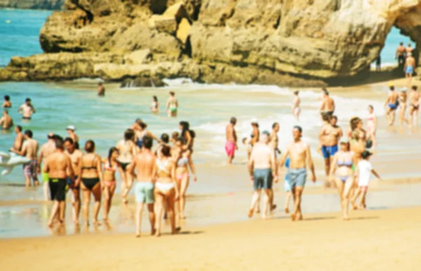 Spousta lidí na pláži v létě. Rozmazaný obraz. — Stock fotografie