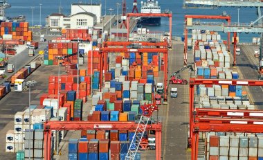 Endüstriyel deniz bağlantı noktası ile konteyner ve Vinçler.