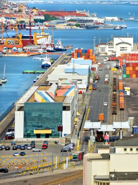 Endüstriyel liman noktasında kontrol.