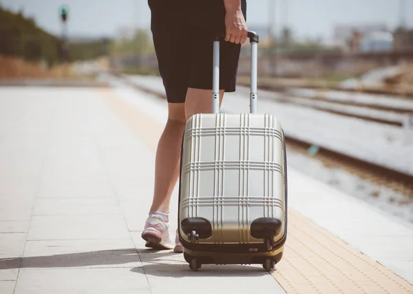 Woman with baggage is waiting for her train. — Stock Photo, Image