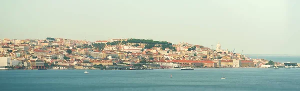 Letecké panorama starého města Lisabon. Pohled z řeky Tajo. — Stock fotografie