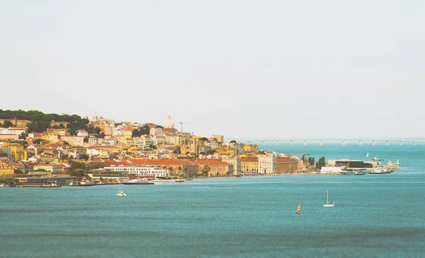 Vue aérienne de la vieille ville de Lisbonne. Vue du Tage . — Photo
