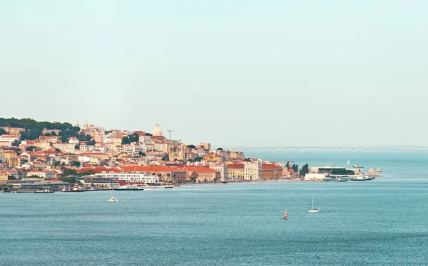 Antenowe panorama starego miasta Lizbona. Widok z rzeki Tag. — Zdjęcie stockowe