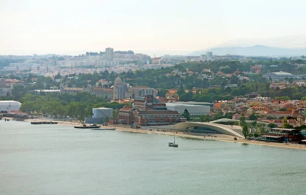 Embankment de la ciudad de Lisboa. Vista desde el río Tajo . —  Fotos de Stock