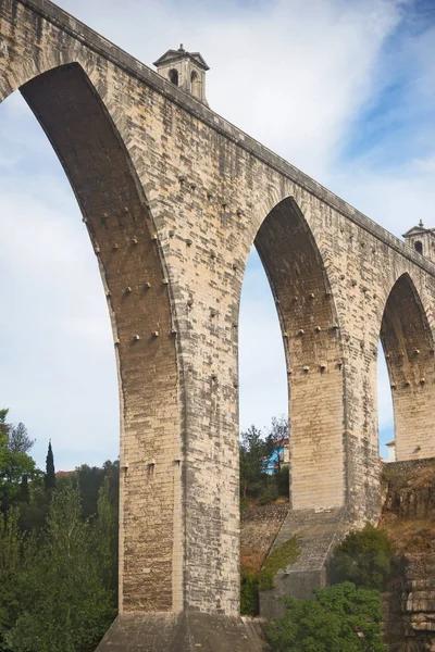 Das Aquädukt aguas livres in Lissabon. — Stockfoto