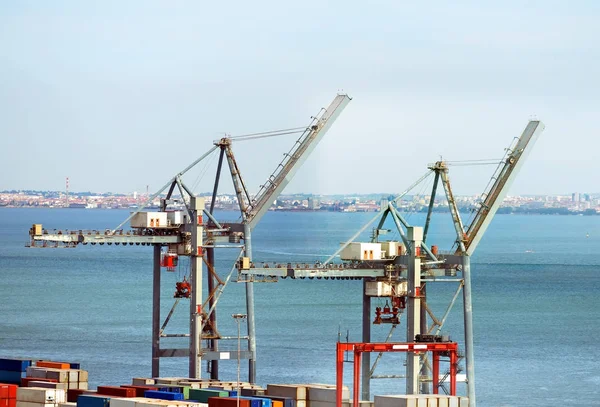 Endüstriyel Liman Vinçleri ve kapları ile.